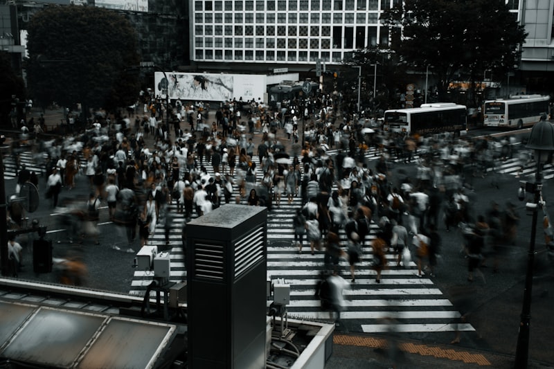 方角を失った群衆